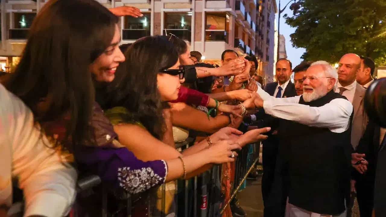 PM Narendra Modi in Paris: পা রাখতেই উষ্ণ অভ্যর্থনা প্রবাসীদের, প্যারিসে দাঁড়িয়েই বিশ্বমঞ্চে নতুন ভারতের রূপরেখা তুলে ধরলেন মোদী PM Narendra Modi in Paris: পা রাখতেই উষ্ণ অভ্যর্থনা প্রবাসীদের, প্যারিসে দাঁড়িয়েই বিশ্বমঞ্চে নতুন ভারতের রূপরেখা তুলে ধরলেন মোদী