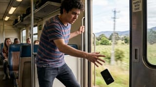 Phone Fell from Moving Train: চলন্ত ট্রেন থেকে আপনার ফোন পড়ে গিয়েছে? ভুলেও চেইন টানবেন না, মোবাইল উদ্ধার করুন এইভাবে…