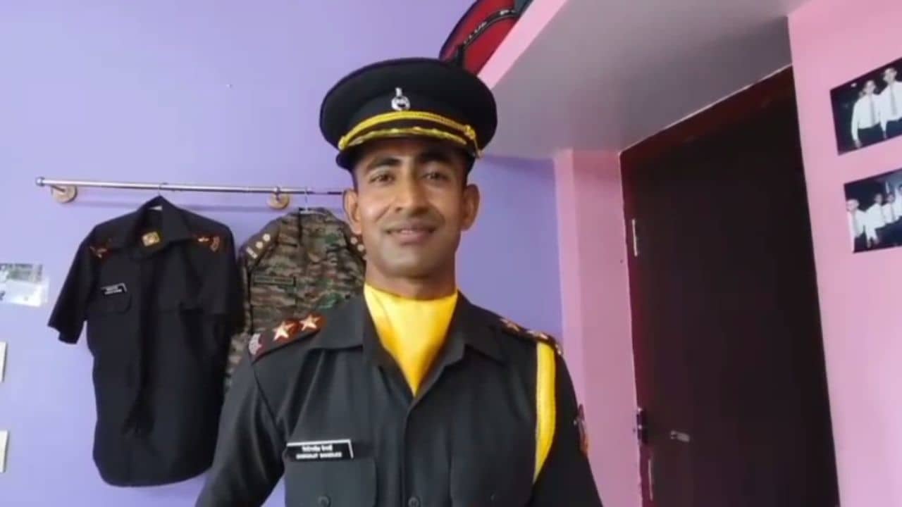 Indian Army: ডিউটির পর রোজ চালিয়ে যেতেন পড়াশোনা, UPSC-তে ৩ বারে এল সাফল্য, বর্ধমানের ছেলে সেই চিরঞ্জিত আজ সেনা অফিসার