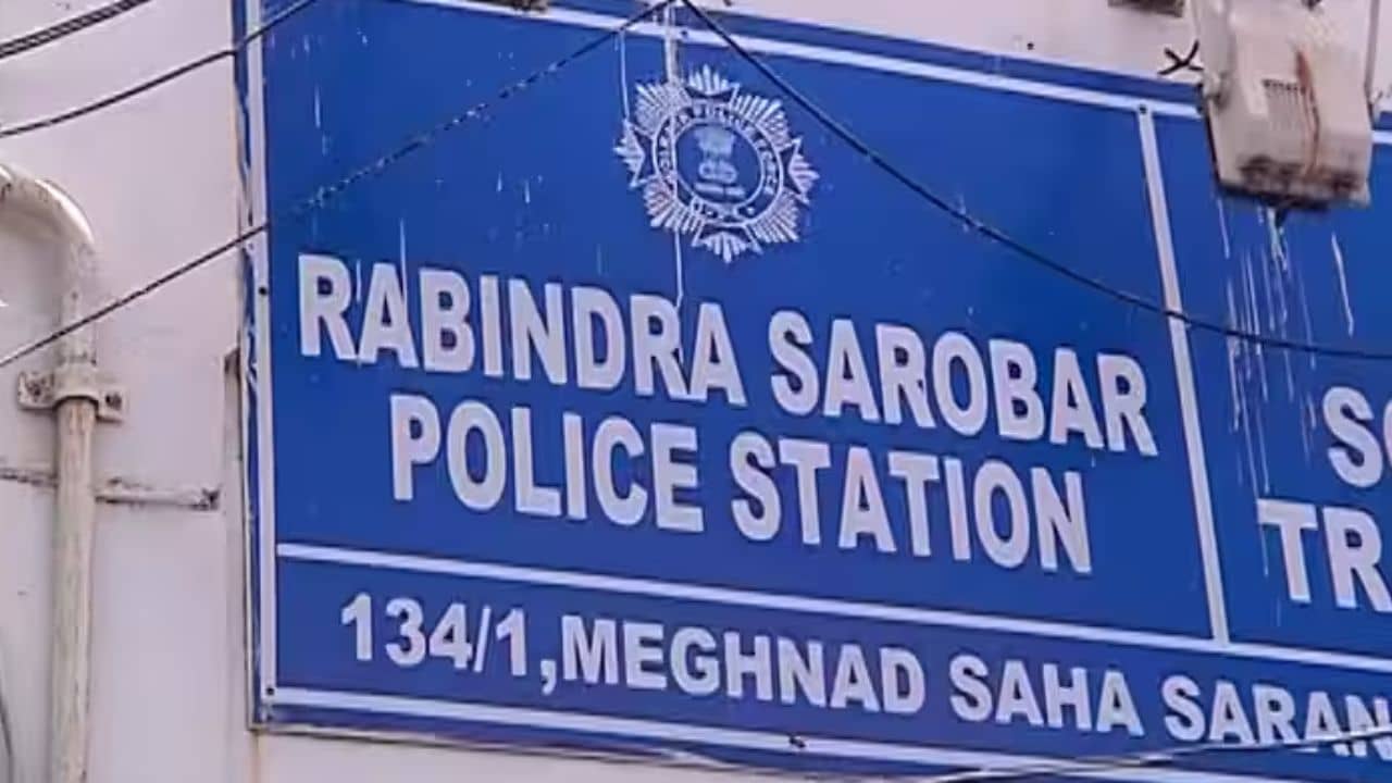 Rabindra Sarobar Police Station: তৃণমূলের হেভিওয়েট নেতার বান্ধবী ও তাঁর মেয়েকে শ্লীলতাহানির অভিযোগে গ্রেফতার তাঁরই সিকিউরিটি অফিসার