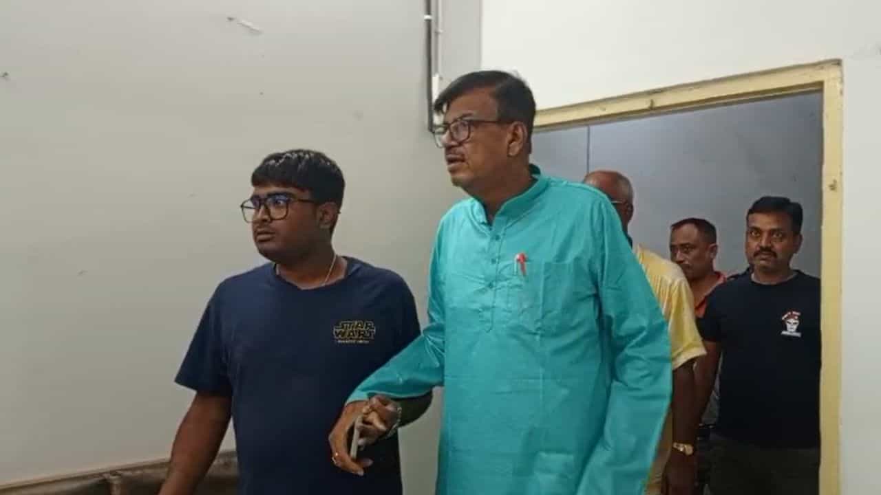 Rabindranath Ghosh: অভিষেক সরিয়েছিলেন চেয়ারম্যানের পদ থেকে, তৃণমূলের ভরাডুবি হতেই পৌরসভায় রবীন্দ্রনাথ, বড় কোনও ইঙ্গিত? Rabindranath Ghosh: অভিষেক সরিয়েছিলেন চেয়ারম্যানের পদ থেকে, তৃণমূলের ভরাডুবি হতেই পৌরসভায় রবীন্দ্রনাথ, বড় কোনও ইঙ্গিত?