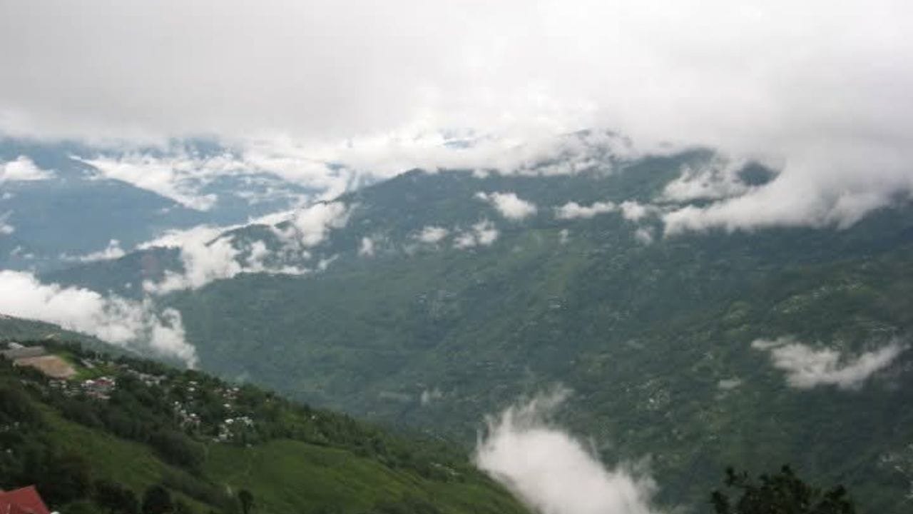 বর্ষায় পাহাড়ে পেটের সমস্যা, ঠান্ডা লাগা বা জ্বরের প্রকোপ বাড়ে; তাই ম্যালেরিয়া, বমি, ডায়রিয়া এবং সাধারণ ব্যথানাশক ওষুধের একটি সম্পূর্ণ ফার্স্ট এইড বক্স সঙ্গে রাখুন।