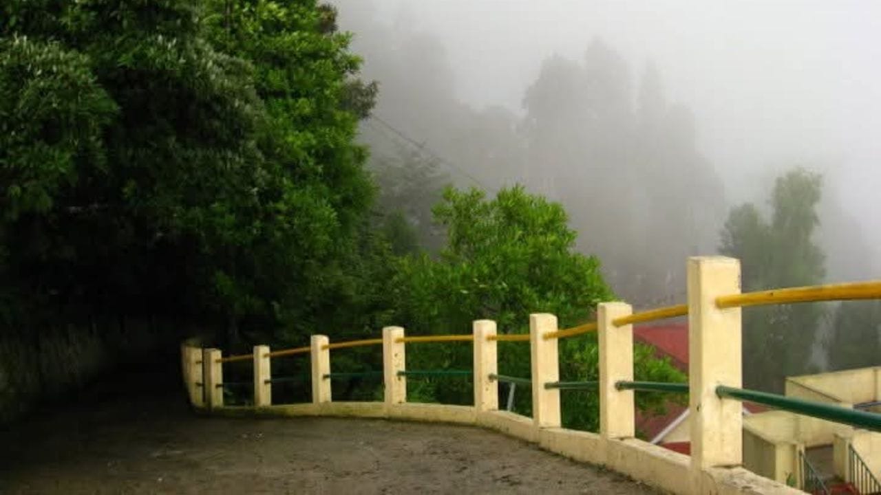 বর্ষার সময়ে গভীর জঙ্গলের ভেতরের রাস্তা বা একদম প্রত্যন্ত অফবিট গ্রামগুলো এড়িয়ে চলাই বুদ্ধিমানের কাজ, কারণ দুর্যোগে সেখানে উদ্ধারকার্য পৌঁছানো বেশ কঠিন হয়ে পড়ে।