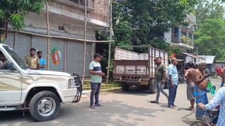Ration Scam: সাইসাই করে ট্রাক যাচ্ছিল, এলাকাবাসী আটকাতেই বস্তা বস্তা বেরিয়ে এল রেশনের চাল