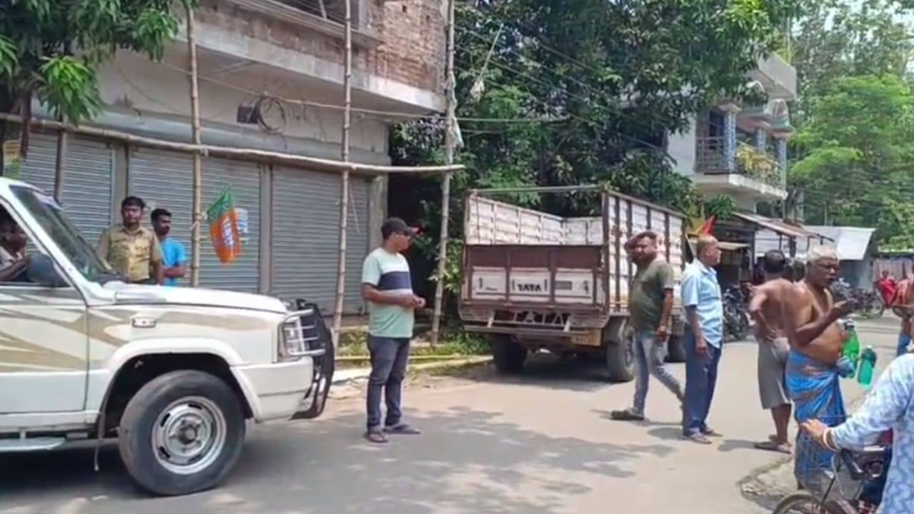 Ration Scam: সাইসাই করে ট্রাক যাচ্ছিল, এলাকাবাসী আটকাতেই বস্তা বস্তা বেরিয়ে এল রেশনের চাল