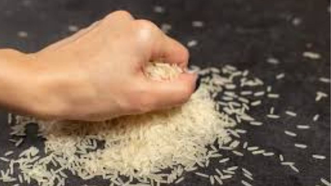 রান্নার অন্তত ৩০ মিনিট আগে চাল ধুয়ে ভিজিয়ে রাখুন। এতে চালের দানাগুলো সমানভাবে সেদ্ধ হয় এবং রান্নার পর ভাত দলা পাকিয়ে যাওয়ার সম্ভাবনা কমে।