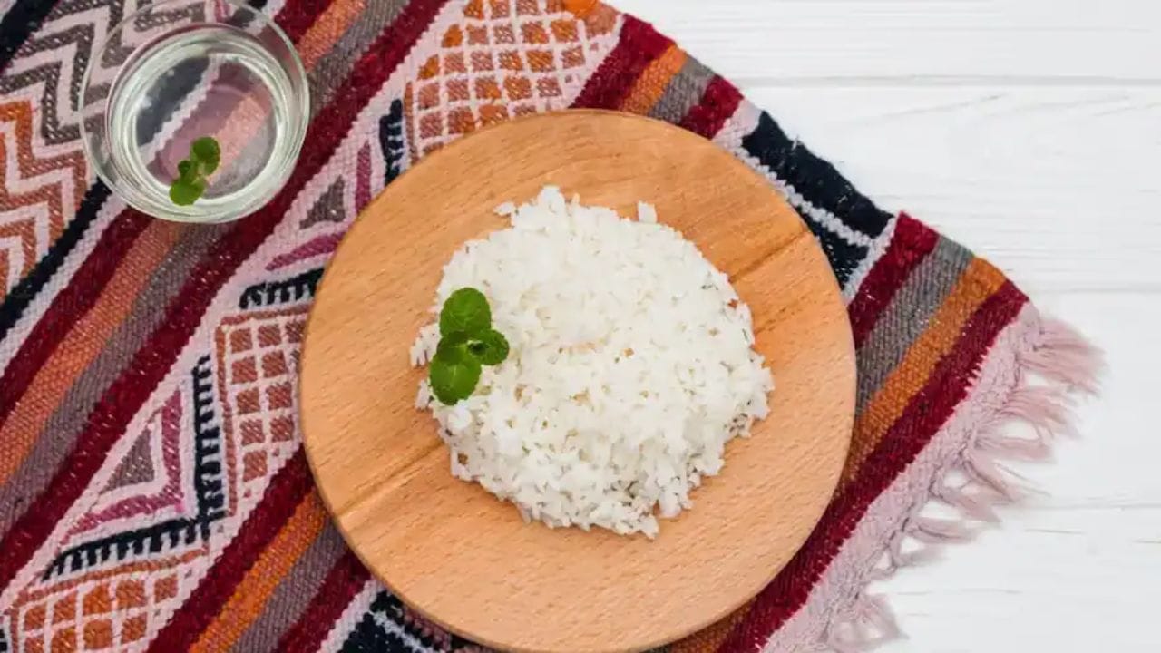 ভাতের জল মাপার সময় ১:২ অনুপাত বজায় রাখুন। অর্থাৎ, ১ কাপ চালের জন্য ২ কাপ জল। জলের পরিমাণ বেশি হলে ভাত নরম ও আঠালো হয়ে যায়।