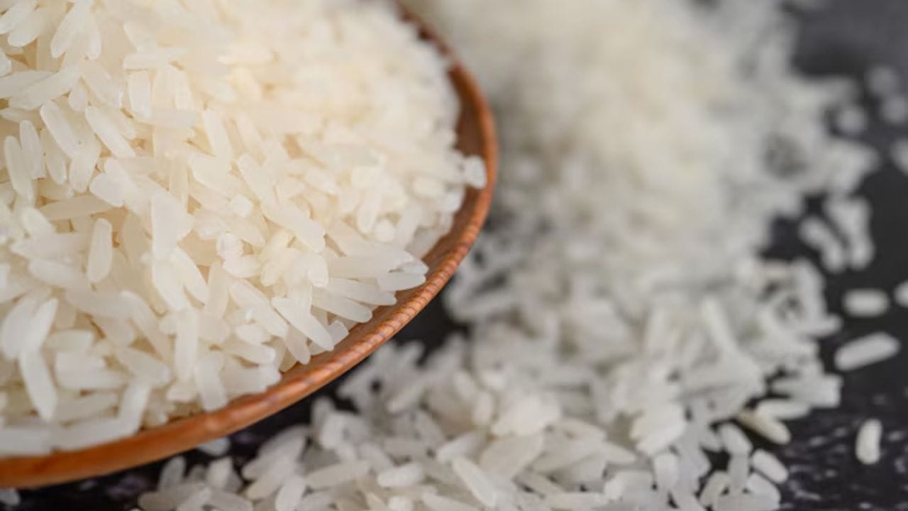 ভাতের জল ফুটে উঠলে তাতে ১ চা চামচ লেবুর রস দিয়ে দিন। লেবুর অ্যাসিড ভাতের দানাগুলোকে সাদা ধবধবে রাখে এবং একে অপরের সাথে লেগে যাওয়া আটকায়।