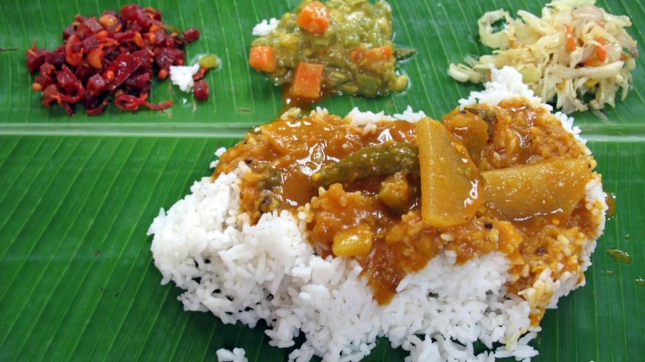 যদি ভাতের পরিমাণ কমিয়ে সঙ্গে ডাল, ডিম, চিজ বা অন্যান্য প্রোটিন যুক্ত খাবার খাওয়া যায়, তবে ডায়েট অনেকটা বদলে যায়। এছাড়া ফাইবার যুক্ত খাবার শরীরে ব্লাড সুগার লেভেল বজায় রাখতে সাহায্য করে।