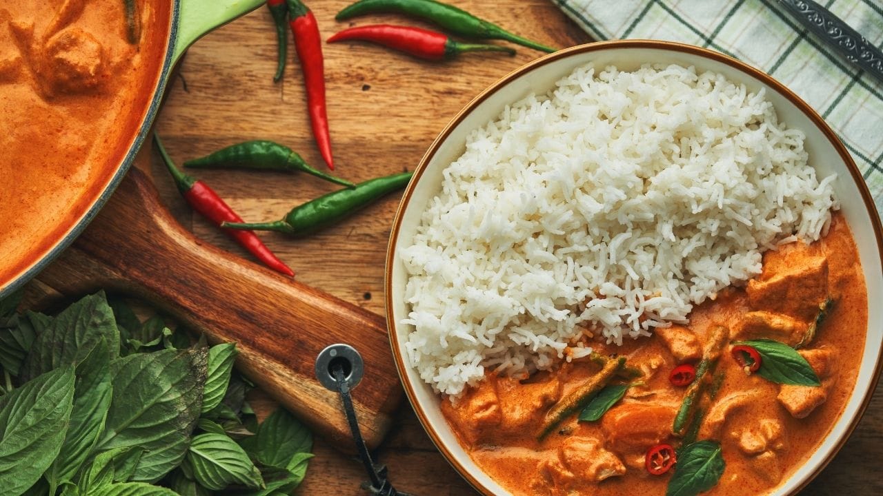 সাদা ভাতে হাই গ্লাইসেমিক ইনডেক্স থাকে। এতে ভাত শরীরে প্রবেশ করার পর তাড়াতাড়ি হজম হয়। এতে ব্লাড সুগার লেভেল হঠাৎ করে বেড়ে যায়। এর কারণেও শরীর দুর্বল বা ক্লান্ত বোধ করে।