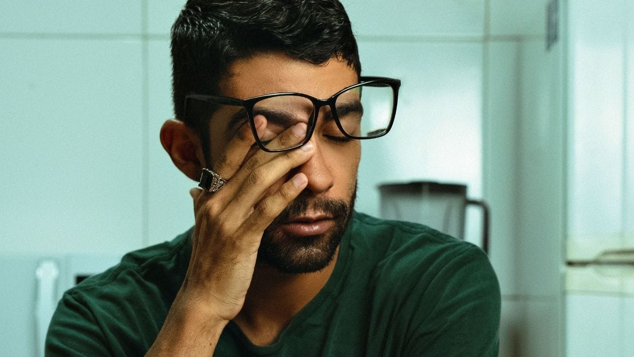 দুপুরবেলা ভাত খাওয়ার পরই জুড়িয়ে আসে চোখ। কয়েক মিনিটও চোখ খুলে রাখা কঠিন কাজ বলে মনে হয়। এই অভিজ্ঞতা কিন্তু কম-বেশি সকলেরই হয়। তবে ভেবে দেখেছেন কখনও, ভাত খাওয়ার পরই ঘুম পায় কেন?