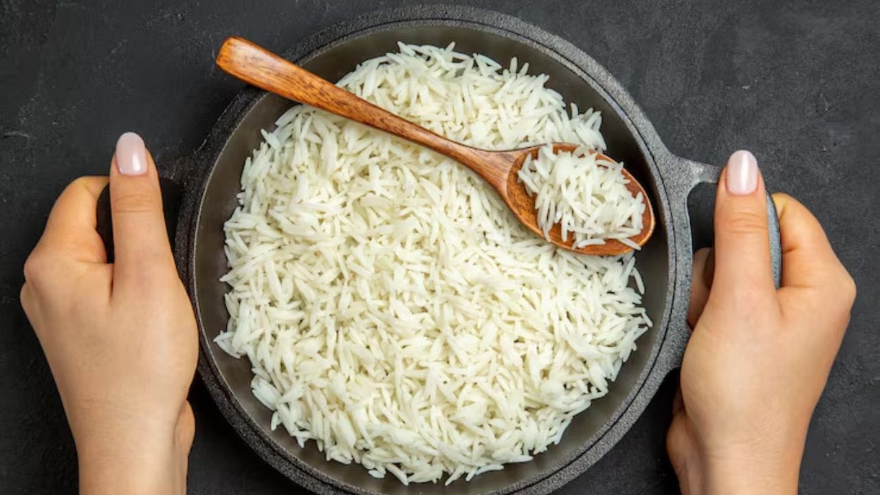 ভাত ফুটে ওঠার সময় বারবার হাতা দিয়ে নাড়বেন না। অতিরিক্ত নাড়াচাড়ায় চালের দানা ভেঙে যেতে পারে এবং স্টার্চ বেরিয়ে এসে ভাত আঠালো হয়ে যায়।
