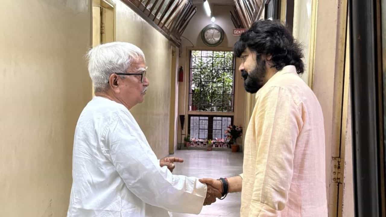 'অনেকদিন পর' দেখার আমন্ত্রণ জানাতে আলিমুদ্দিন স্ট্রিটে প্রসেনজিত্ 'অনেকদিন পর' দেখার আমন্ত্রণ জানাতে আলিমুদ্দিন স্ট্রিটে প্রসেনজিত্