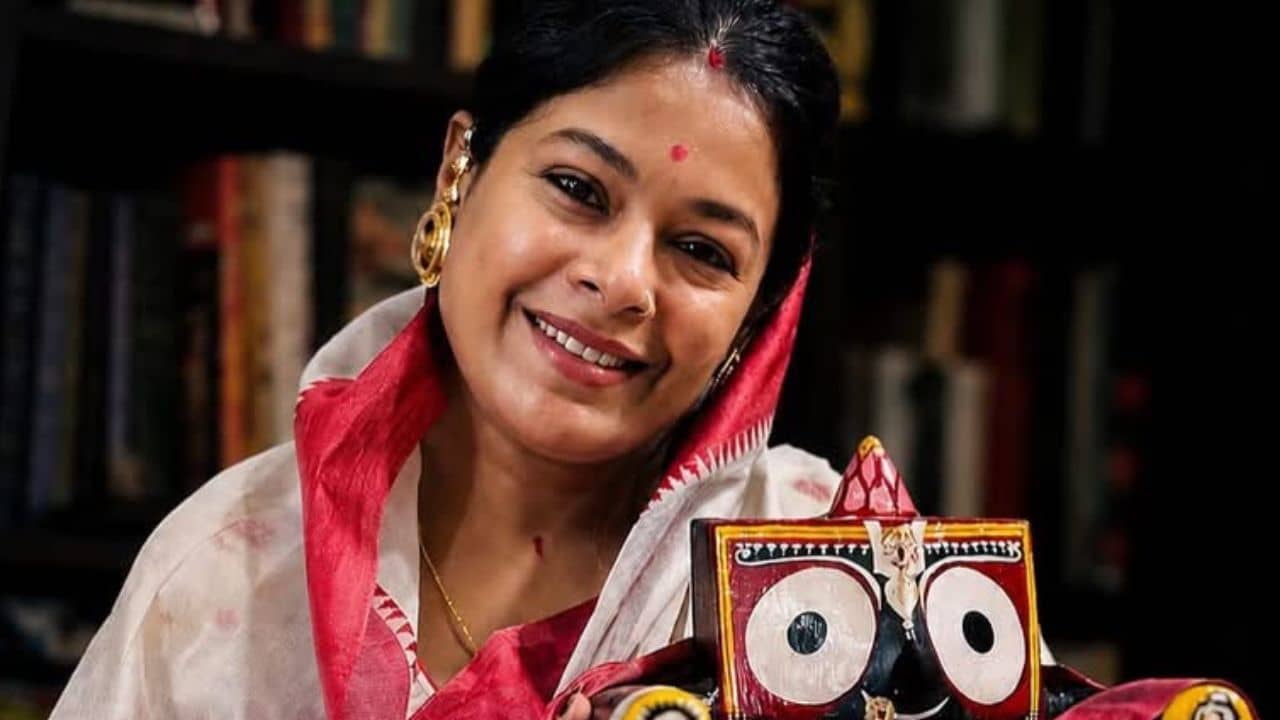 লালপাড় সাদা শাড়ি, মাথায় ঘোমটা, কীসে ব্যস্ত গায়িকা ইমন?