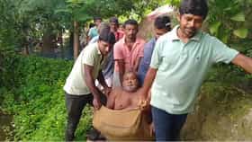 এই দেখুন অসুস্থ রোগীকে কীভাবে চটের বস্তা করে নিয়ে যাচ্ছে