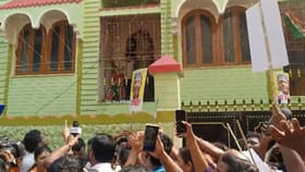 সন্দীপনের বাড়ির সামনে উঠল চোর স্লোগান