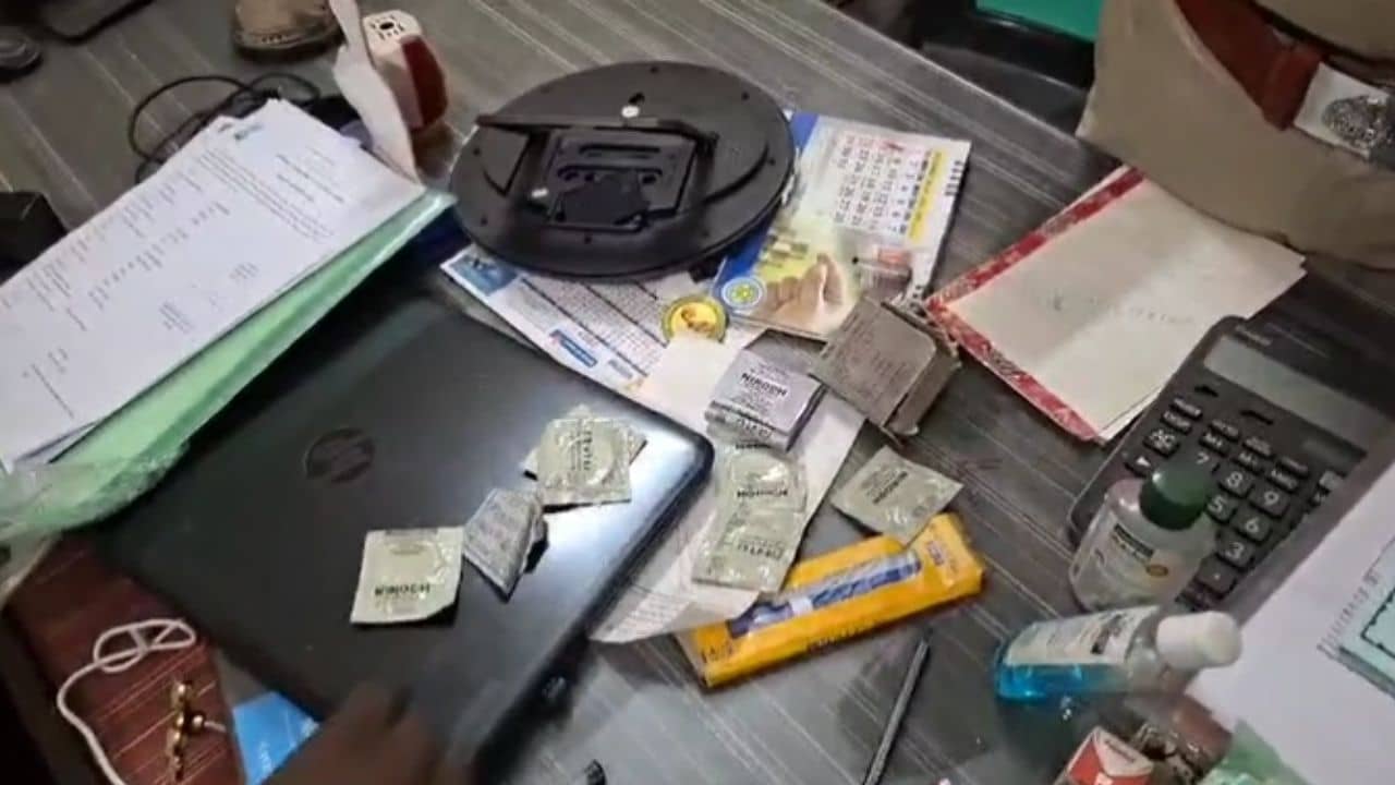 School Rooftop: স্কুলের ছাদে শাড়ি-ব্লাউজ-ত্রিপল আর সঙ্গে কন্ডোম! তৃণমূল নেতার অভিনব কীর্তিতে চক্ষু চড়কগাছ সকলের...