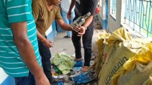 স্কুলের ভিতর মদের বোতল! নদিয়ায় বিতর্ক তুঙ্গে