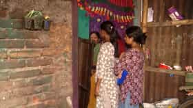 মা-দিদি জ্বর নিয়ে হাসপাতালে, বাড়িতে নন্দিনীর দেহ আঁকড়ে একা বোন