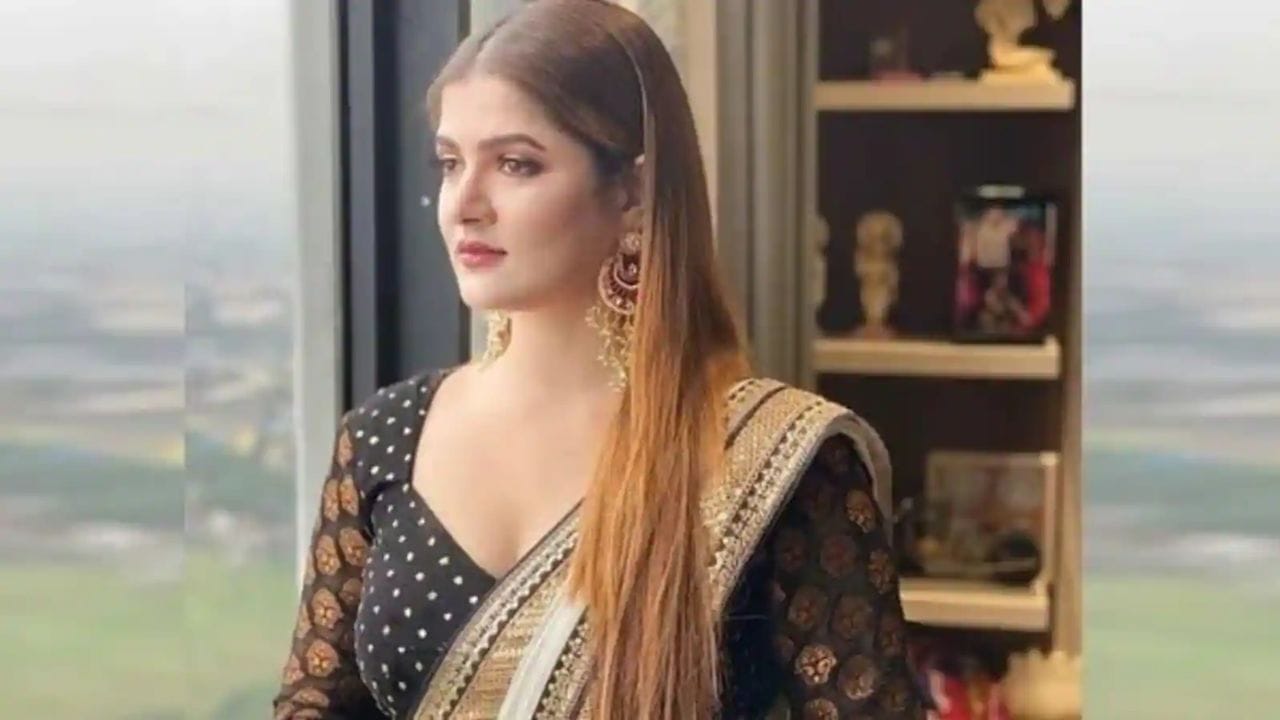 টলিউডের অন্যতম চর্চিত এবং জনপ্রিয় অভিনেত্রী শ্রাবন্তী চট্টোপাধ্যায়ও থাকেন আরবানায়। এই আবাসনে তাঁর একটি নিজস্ব বিলাসবহুল ফ্ল্যাট রয়েছে। আরবানার পশ লাইফস্টাইল এবং জিম, সুইমিং পুলের মতো সুযোগ-সুবিধাগুলি অভিনেত্রী বেশ পছন্দ করেন। অনেক সময়ই নিজের বারান্দা থেকে ছবি পোস্ট করেন শ্রাবন্তী।
