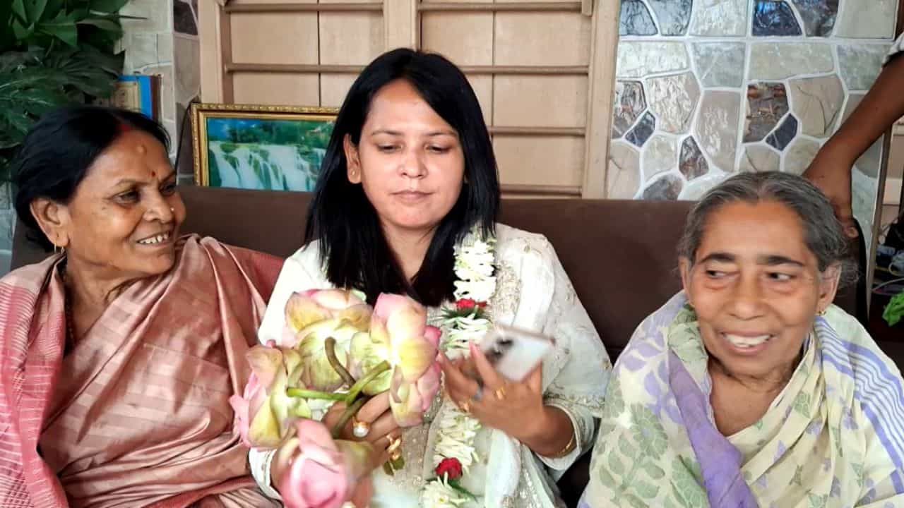Sumana Sarkar: বাবা প্রাক্তন কংগ্রেস বিধায়ক, ভাই তৃণমূলে, বোন বিজেপির মন্ত্রী! কে এই সুমনা সরকার? Sumana Sarkar: বাবা প্রাক্তন কংগ্রেস বিধায়ক, ভাই তৃণমূলে, বোন বিজেপির মন্ত্রী! কে এই সুমনা সরকার?