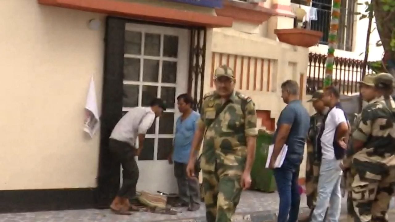 West Bengal News LIVE: স্বরূপকে সঙ্গে নিয়ে এবার সুরুচি সঙ্ঘের তালা ভাঙছে পুলিশ