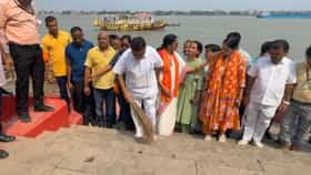 ঝাঁটা হাতে মুখ্যমন্ত্রী শুভেন্দু, সঙ্গে তাপস-অগ্নিমিত্রারা