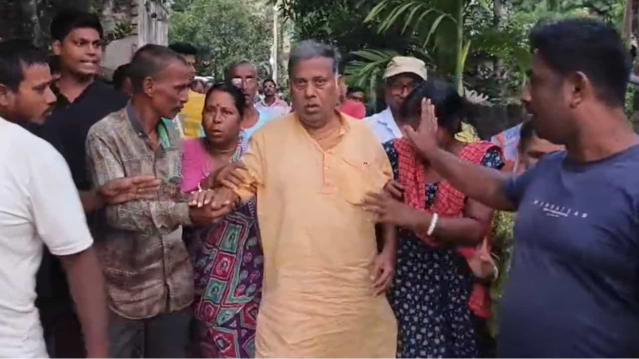 Nadia Kidnapping Case: ফিল্মি কায়দায় তৃণমূলের প্রাক্তন পঞ্চায়েত সমিতির সভাপতিকে অপহরণ, তারপর যা হল... Nadia Kidnapping Case: ফিল্মি কায়দায় তৃণমূলের প্রাক্তন পঞ্চায়েত সমিতির সভাপতিকে অপহরণ, তারপর যা হল...