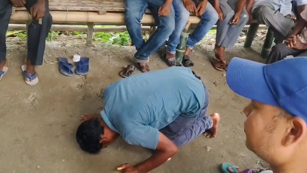 Jalpaiguri: ক্ষমা চেয়ে মাটিতে মাথা ঠেকালেন তৃণমূল নেতা, তারপর বললেন...