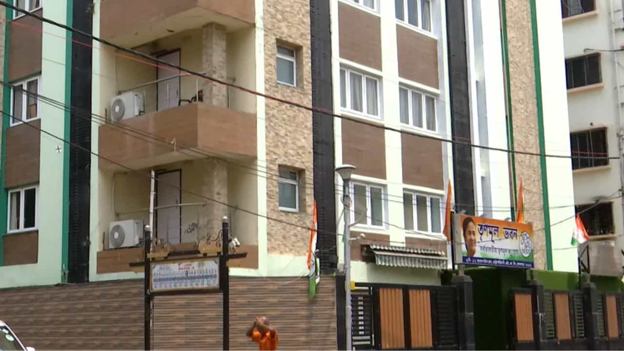 TMC Bhavan: এবার কি তৃণমূল ভবন ছাড়তে হচ্ছে মমতার দলকে? ঢাকা হচ্ছে সবুজ রং TMC Bhavan: এবার কি তৃণমূল ভবন ছাড়তে হচ্ছে মমতার দলকে? ঢাকা হচ্ছে সবুজ রং