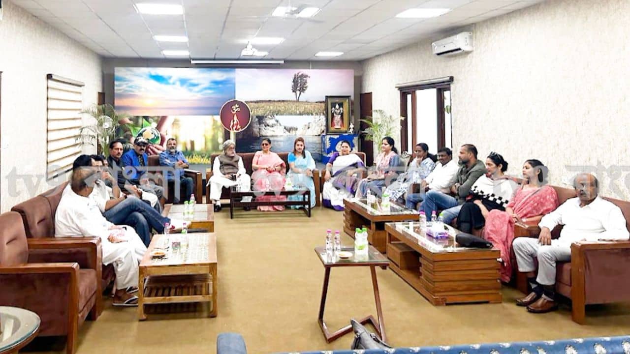 Rebel TMC MPs: অধ্যক্ষ ওম বিড়লার বাসভবনে একঝাঁক বিদ্রোহী সাংসদ, এবার কোন দিকে মোড় নিচ্ছে?