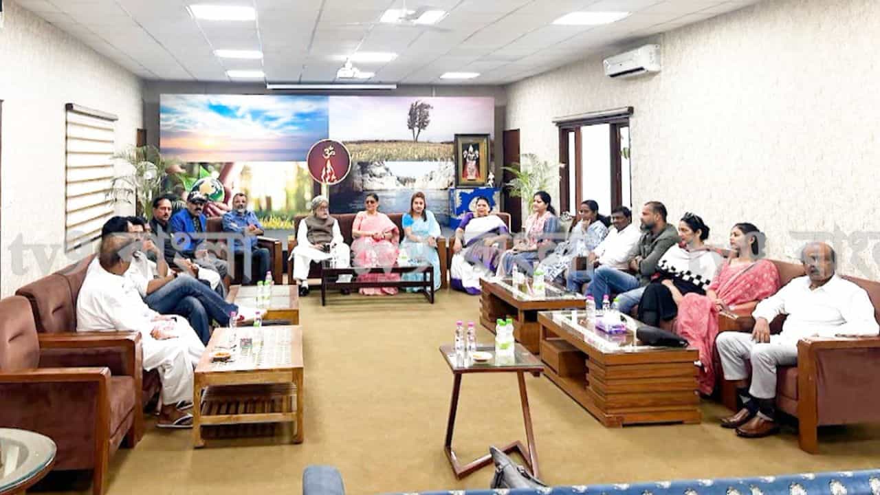 Rebel TMC MPs: অধ্যক্ষ ওম বিড়লার বাসভবনে একঝাঁক বিদ্রোহী সাংসদ, এবার কোন দিকে মোড় নিচ্ছে? Rebel TMC MPs: অধ্যক্ষ ওম বিড়লার বাসভবনে একঝাঁক বিদ্রোহী সাংসদ, এবার কোন দিকে মোড় নিচ্ছে?