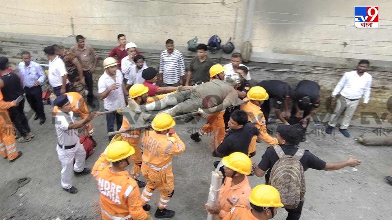বিকেলে ঘটনাস্থলে যান মুখ্যমন্ত্রী শুভেন্দু অধিকারী। নবান্নে খোলা হয়েছে কন্ট্রোল রুম। যার নম্বর-০৩৩-২২১৪৩৫২৬, ০৩৩-২২৫৩৫১৮৫