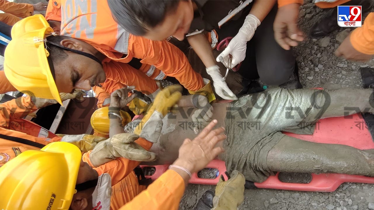 সন্ধ্যে নামতেই আলোর ব্যবস্থা করা হল তারাতলার দুর্ঘটনাস্থলে। ঘটনাস্থলে নিয়ে যাওয়া হয়েছে ড্রোন, পুলিশ কুকুর। হাইড্রলিক ক্রেন ও গ্যাস কাটার ব্যবহার করা হচ্ছে। একসঙ্গে উদ্ধারকাজে হাত লাগিয়েছে ৬ সংস্থা। একে একে বের করা হচ্ছে কর্মীদের।
