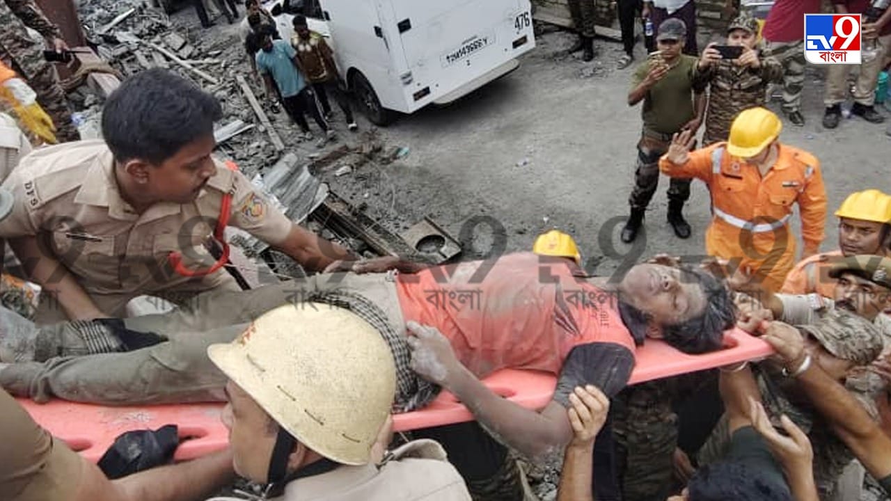 ব্যাটালিয়ন কমান্ড্যান্ট মনীশ রঞ্জনের তত্ত্বাবধানে উদ্ধারকাজ চলছে