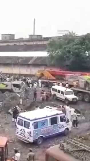 তারাতলা উদ্ধারকাজে এবার সামিল রেল, দুর্ঘটনাস্থলেই তৈরি I...
