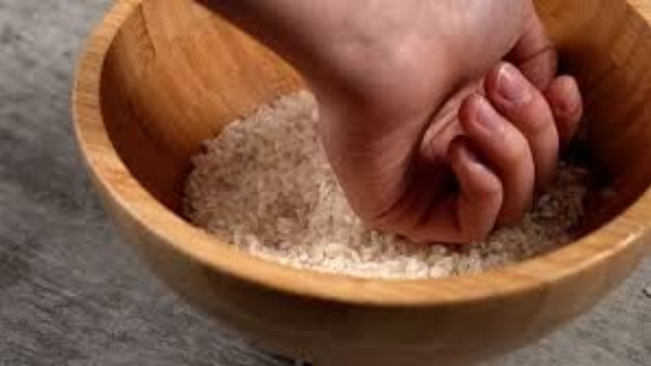 চেষ্টা করুন নতুন চালের বদলে পুরনো চাল ব্যবহার করতে। নতুন চালে আর্দ্রতা বেশি থাকে, তাই তা রান্নার পর সহজেই দলা পাকিয়ে যায়। পুরনো চালে আর্দ্রতা কম থাকায় তা রান্না করলে বেশি ঝরঝরে হয়।