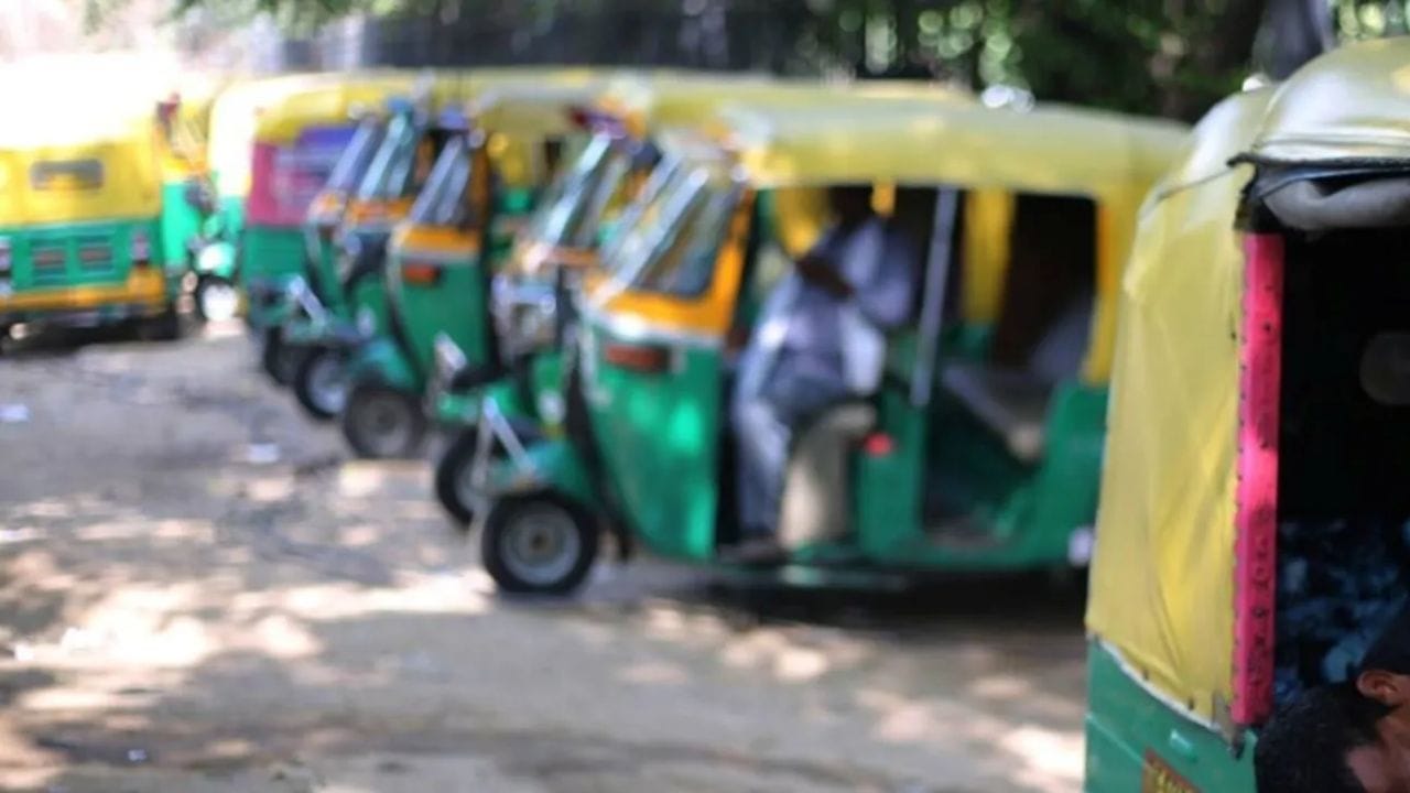 নামার সময় ডানদিকের ট্রাফিক দেখুন (Watch Out Before Dismounting): সামনের সিট থেকে নামার সময় হুট করে নামবেন না। বিশেষ করে ডানদিক দিয়ে নামার আগে পিছন থেকে কোনো গাড়ি বা বাইক আসছে কি না, তা ভালো করে দেখে নিন।