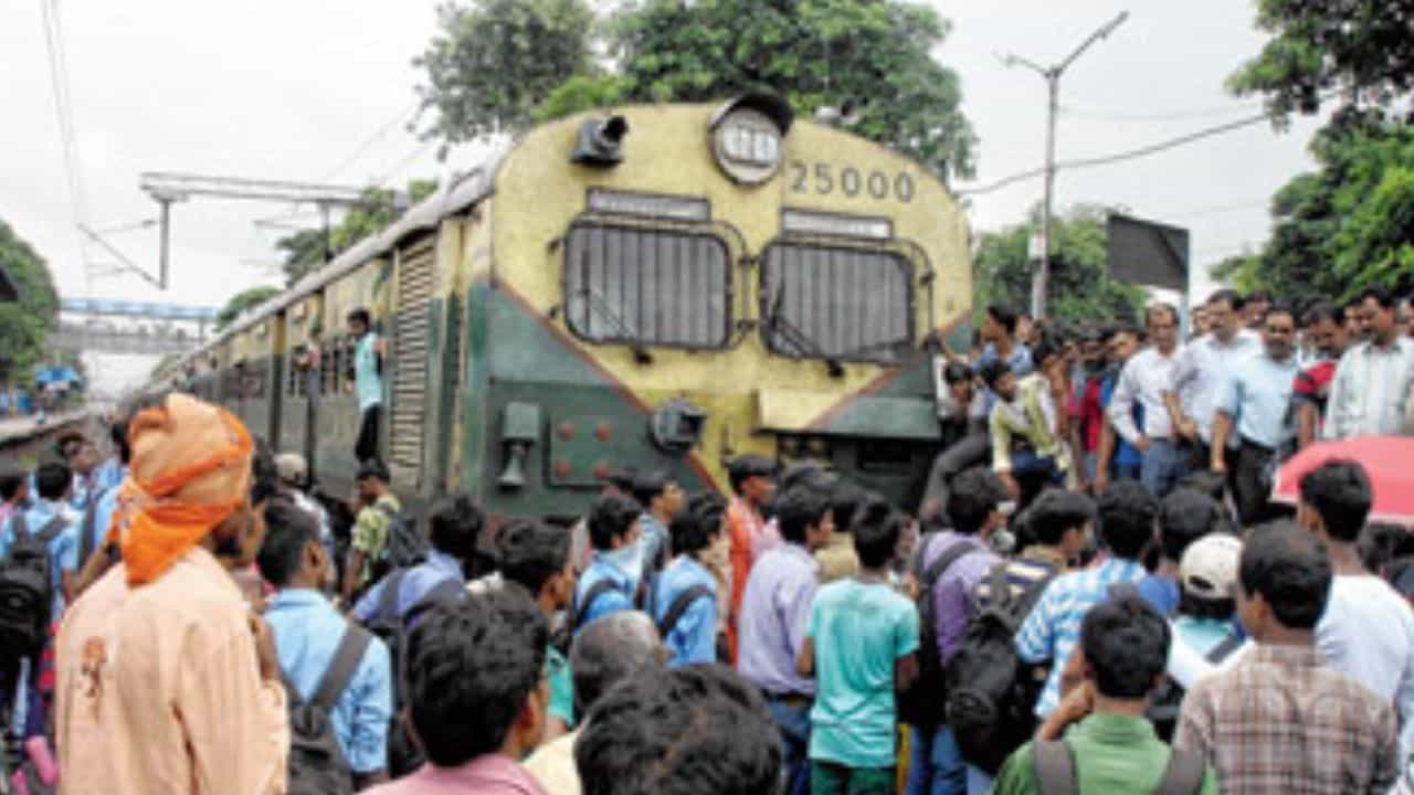 Train Disrupted: পর পর স্টেশনে দাঁড়িয়ে ট্রেন, অফিস টাইমে ট্রেন থামিয়ে লাইনে শুয়ে পড়লেন শিয়ালদহ শাখার নিত্য যাত্রীরা, কেন? Train Disrupted: পর পর স্টেশনে দাঁড়িয়ে ট্রেন, অফিস টাইমে ট্রেন থামিয়ে লাইনে শুয়ে পড়লেন শিয়ালদহ শাখার নিত্য যাত্রীরা, কেন?
