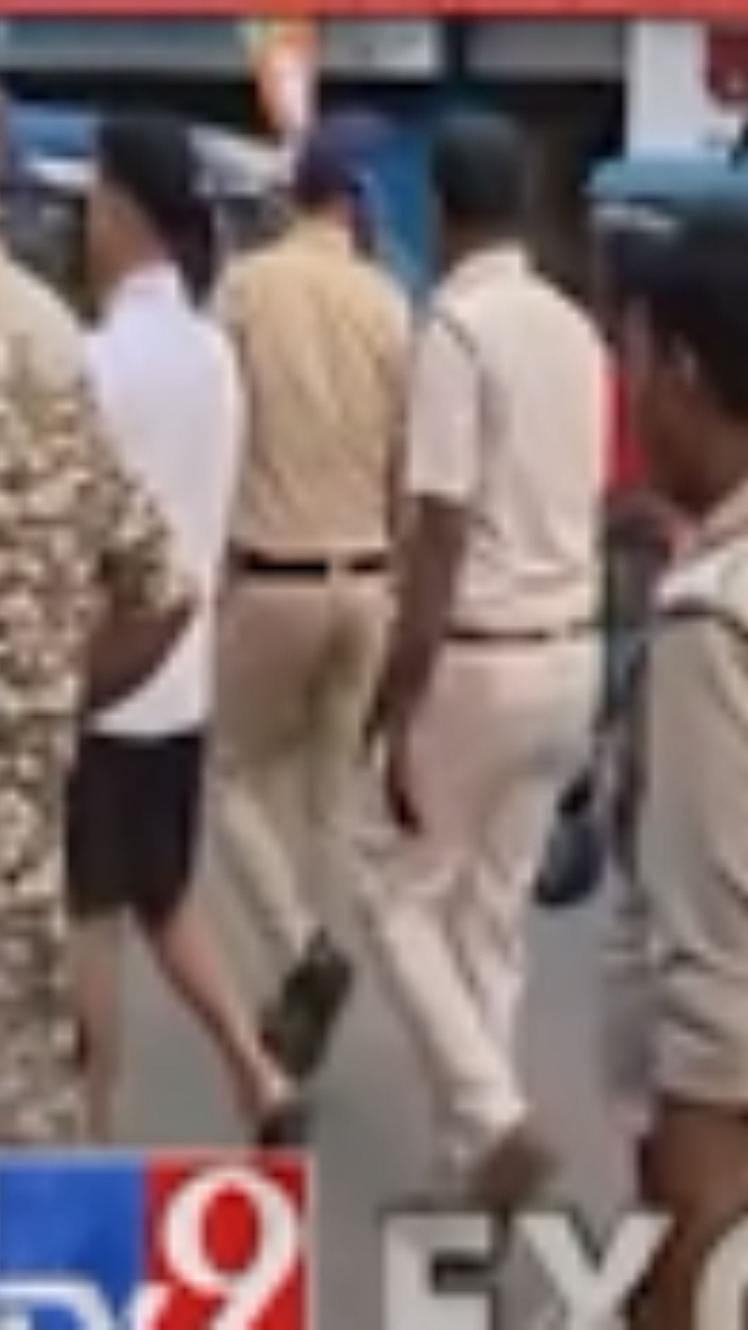 'পুষ্পা'-কে হাফ প্যান্ট পরিয়ে এলাকা ঘোরাল পুলিশ