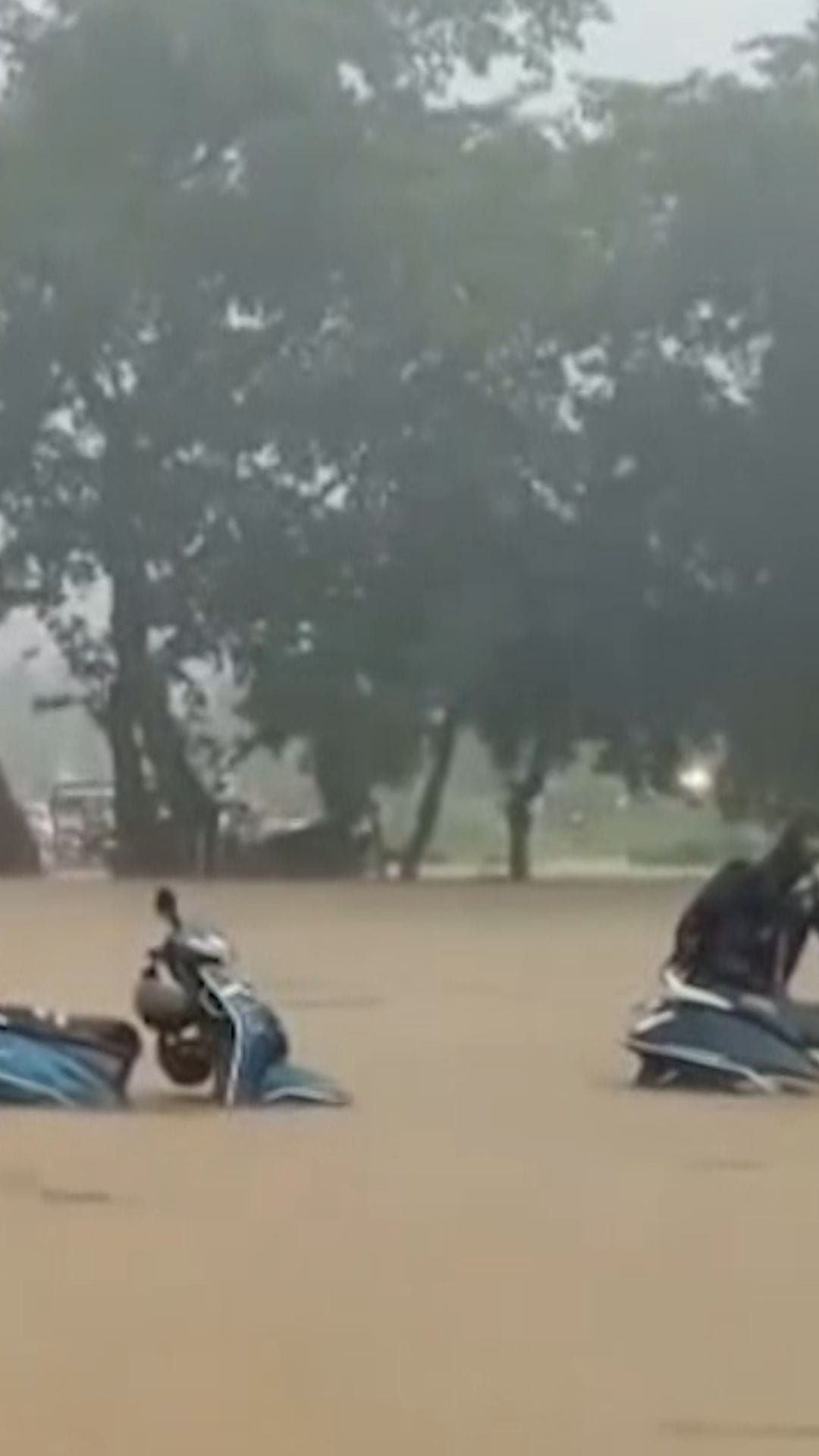 রাস্তা নাকি নদী! তার উপর দিয়েই চলছে গাড়ি