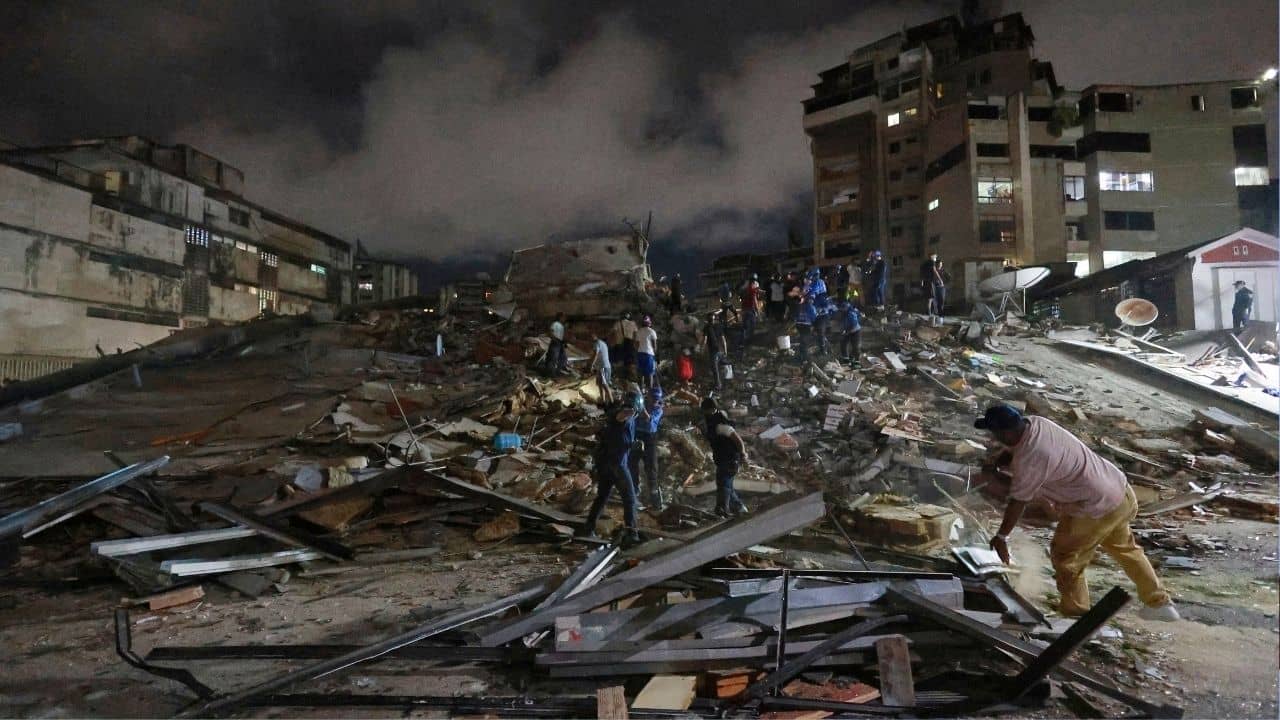 Venezuela Twin Earthquake: পৃথিবী ধ্বংসের ছবি যেন! রাস্তা মাঝ বরাবর ভেঙে হাঁ, বিল্ডিংগুলি মিশে গেল ধুলোয়! জোড়া ভূমিকম্পে এমন বিপর্যয় আগে কেউ দেখেনি...