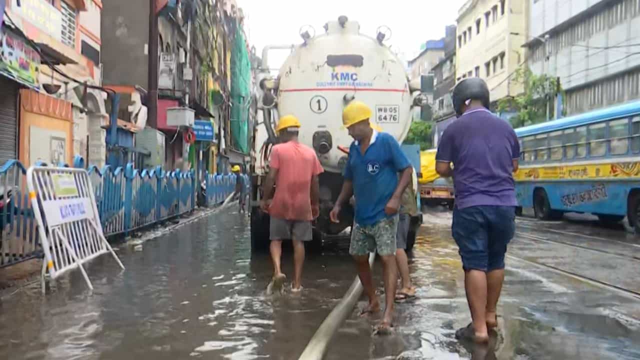 Water Logging: সেক্টর ফাইভ তো বটেই, উত্তর থেকে দক্ষিণ, গোটা কলকাতা ভাসছে,এক রাতে জল নামবে না, কেন? দেওয়া হল ব্যাখ্যা Water Logging: সেক্টর ফাইভ তো বটেই, উত্তর থেকে দক্ষিণ, গোটা কলকাতা ভাসছে,এক রাতে জল নামবে না, কেন? দেওয়া হল ব্যাখ্যা