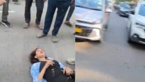 হাতে সিগারেট, পায়ের কাছে মদের বোতল! দিনে-দুপুরে মাঝ রাস্তায় শুয়ে যুবতী