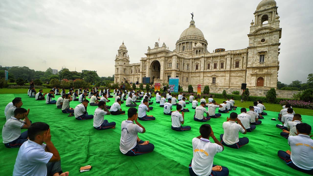International Yoga Day: নৌকার উপরে হবে যোগাসন, হতে পারে ওয়ার্ল্ড রেকর্ড! আন্তর্জাতিক যোগ দিবসে কীভাবে সেজে উঠছে কলকাতা?