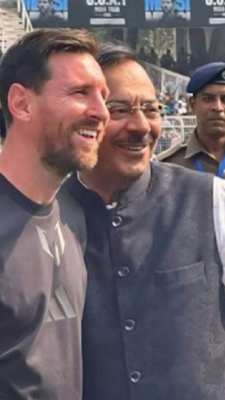 'মেসিকে চুরি করেছে', জুতোর মালা হাতে অপেক্ষা অরূপের জন্য