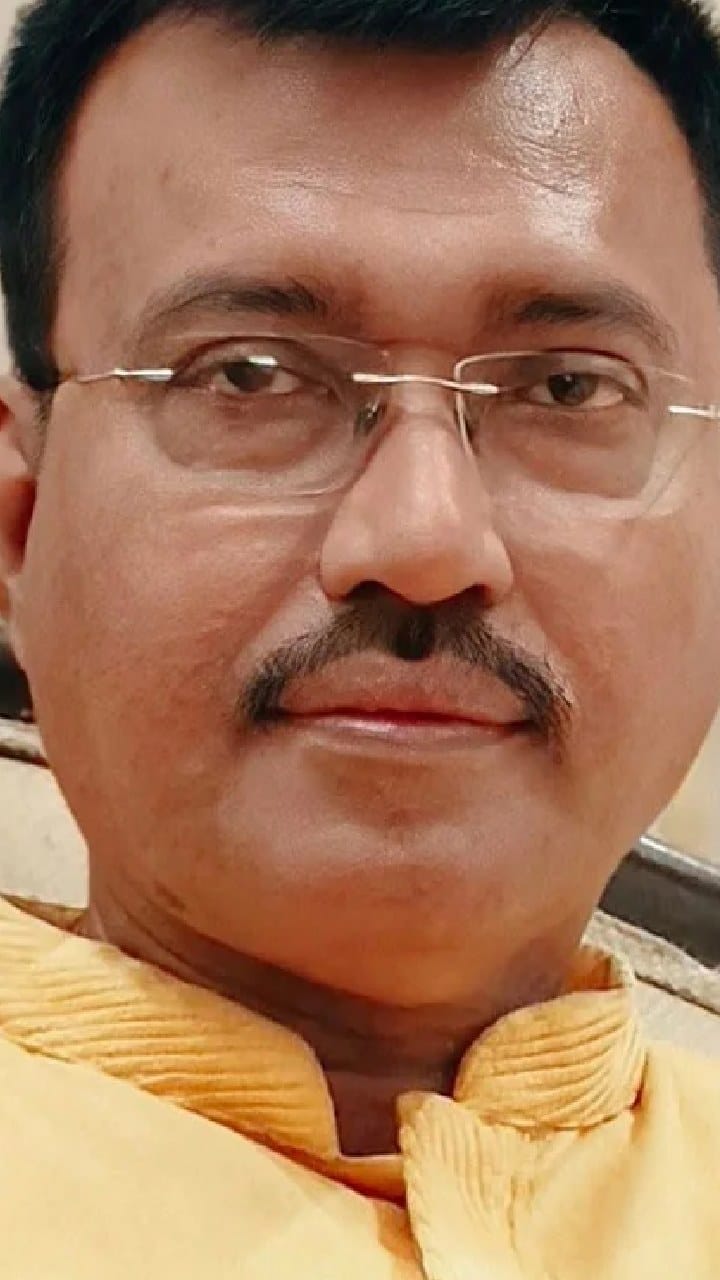 তারাতলা কাণ্ডের জের! শুভেন্দুর ‘নথি’ দেখেই কি চোখ খুলল? তৃণমূল ছাড়লেন কাউন্সিলর বিশ্বরূপ দে