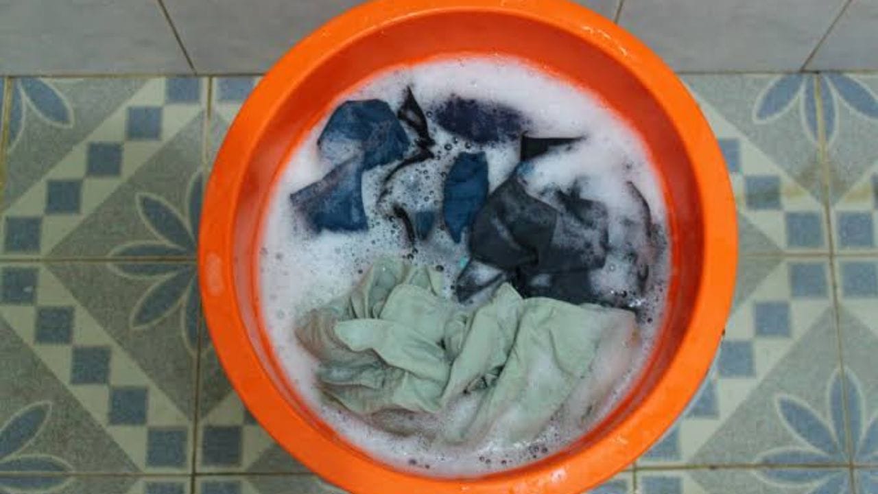  বাস্তুমতে, বাথরুম হল রাহু এবং কেতুর প্রভাবযুক্ত স্থান। সেখানে দীর্ঘ সময় ধরে নোংরা ও ভেজা কাপড়ের স্তূপ জমিয়ে রাখলে তা তীব্র নেতিবাচক শক্তি (Negative Energy) আকর্ষণ করে। এর ফলে বাড়ির পজিটিভ ভাইবস বা ইতিবাচক শক্তি নষ্ট হতে শুরু করে।