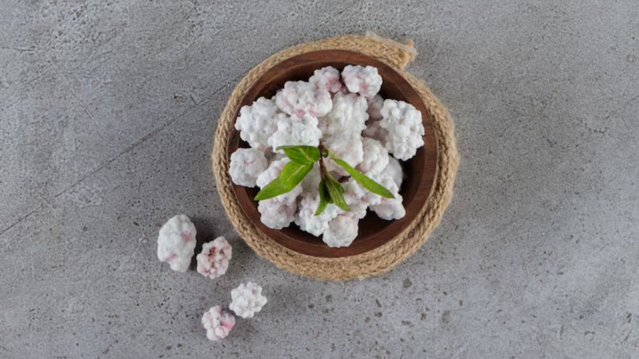 সারাদিনের কাজের ক্লান্তি বা মানসিক অবসাদ দূর করতে কপূরের ধোঁয়া দারুণ কাজ করে। এর সুগন্ধ আমাদের মস্তিষ্কের স্নায়ুগুলোকে শান্ত করে, যার ফলে মন চাঙ্গা হয় এবং মানসিক চাপ বা ‘অ্যাংজাইটি’ অনেকটাই কমে যায়। একটি শান্ত পরিবেশ তৈরিতে এর জুড়ি মেলা ভার।
