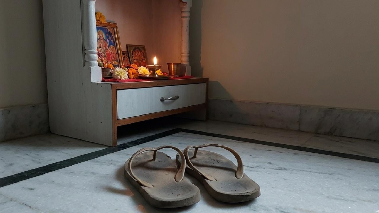 বাড়ির উত্তর, পূর্ব এবং উত্তর-পূর্ব দিকে ভুলবশতও কখনও জুতো বা চপ্পল রাখা একদমই উচিত নয়। বিশেষ করে উত্তর-পূর্ব কোণটিকে অত্যন্ত পবিত্র ও দেবস্থান বলে গণ্য করা হয়, যেখানে জুতো রাখলে বাস্তু দোষ ঘটে। এই নিয়ম লঙ্ঘন করলে সুখে-শান্তিতে থাকা সংসারেও হঠাৎ করে কোনও বড় ধরনের বিপর্যয় নেমে আসতে পারে। Gemini Ai